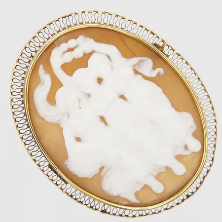 Brosch med snidad snäckskalskamé, antikiserande motiv med de tre gracerna, signerad, spricka i kamé, ram med dekor av filigranarbete, mått 50 x 40mm, tillverkad av Johan Pettersson, Stockholm ca 1910-tal, otydlig årsstämpel, ask från C.G. Hallberg, 18K guld, br.vikt: 10,7gr Vikt: 10,7 g