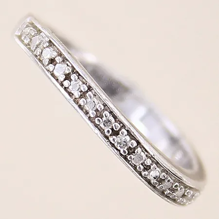 Ring med vita stenar, stl 17¼, bredd 2,5-2,7mm, silver 925/1000 Vikt: 2,4 g