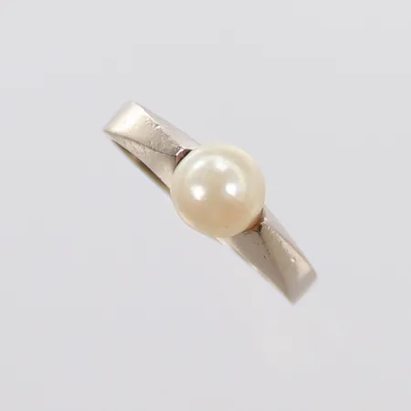 Ring vitguld med pärla Ø6mm, stl 16½, bredd 2-6mm, gravyr, 18K 3,3g totalt. 