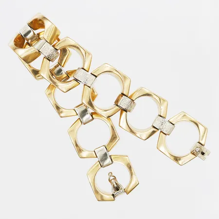 Armband, längd: 18,5cm, bredd: 19,5mm, delvis dekor i relief, utländsk stämpel, 18K rödguld/vitguld. Vikt: 44,6 g
