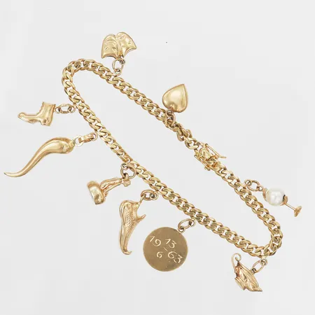 Berlockarmband, Pansarlänk, med 9st berlocker, en berlock med datumgravyr, längd 19cm, 18K guld Vikt: 19,3 g