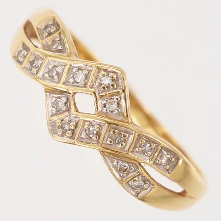 Ring med 8/8-slipade diamanter 16 x 0,005ct, stl: 18¾, bredd 1,5-8mm, 18K.  Vikt: 2,6 g