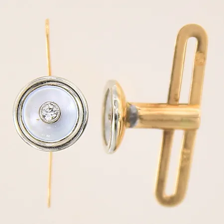 Ett par skjortknappar med diamanter 2 x ca 0,02ct, Ø8mm, tvåfärgade, lagningar, 18K  Vikt: 2,2 g