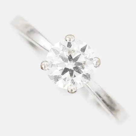 Ring med briljantslipad diamant 1,00ct, kvalitet River (E)/VS1, VG/EX/VG, vikt samt kvalitet enligt certifikat från GIA, lasergraverad rondist GIA 1397554213, stl: 16¼, etui, putsduk samt ytterkartong från 77 Diamonds, London, 18K vitguld Vikt: 2,8 g