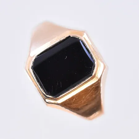 Klackring med Onyxplatta, stl 18½, bredd 3-13 mm, 18K. Vikt: 3,1 g