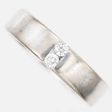 Ring med diamanter 2 x ca. 0,18ct enligt gravyr, stl: 19½, bredd: 6mm, Guldbolaget, Bergkvara, gravyr, 18K vitguld. Vikt: 12,9 g