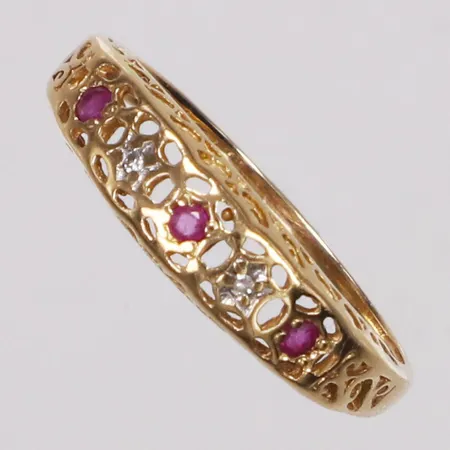 Ring, rubiner samt åttkantslipade diamanter 2 x ca 0,005ct, stl 17, bredd 2-5mm, GHA, 18K Vikt: 1,4 g