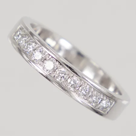 Ring stl 19½, bredd 4,5mm, halvallians, diamanter 10x ca 0,05ct, Peter Liljeroth Malmö 2012, vitguld, 18K Vikt: 8,5 g
