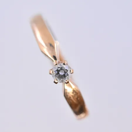 Ring med diamant 0,14ctv, stl 19, bredd 2-3 mm, 18K. Vikt: 4 g