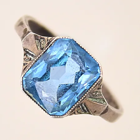 Ring med blå sten, stl 16¼, bredd 1,9-9,4mm, silver 830/1000 Vikt: 2,1 g