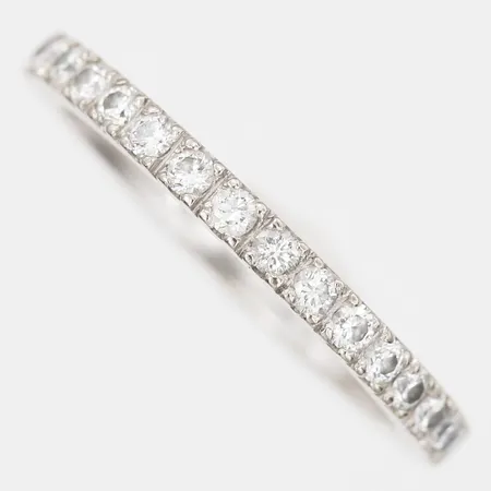 Ring, halvallians med diamanter 17 x ca. 0,02, Hanno, Stockholm 2021, stl: 16¼, bredd: 2mm, 2 diamanter möjligen syntetiska, 18K vitguld. Vikt: 3,2 g