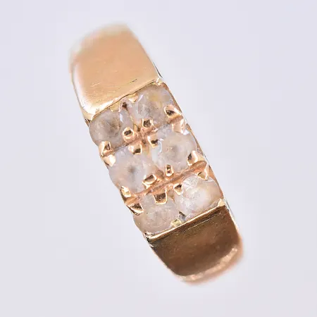 Ring med vita stenar, stl 17½, bredd 5-6 mm, 18K. Vikt: 4,1 g