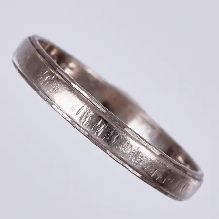 Ring Markströms Guldsmeds Ab K G 1985, graverad, stl: 16 ¼, bredd ca 3mm, 18K Vikt: 2,3 g