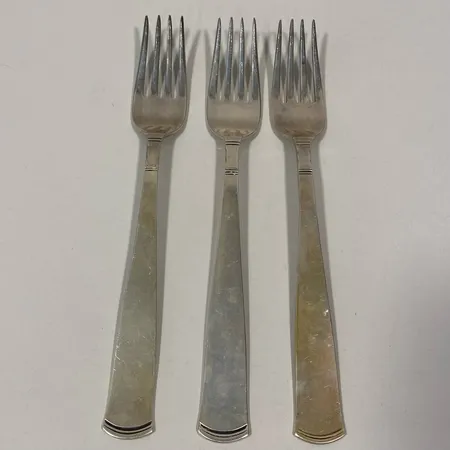 Tre bordsgafflar, modell Rosenholm, GAB, Stockholm samt Eskilstuna, 1960-70-tal, längd 18cm, slitage, silver. Vikt: 122,8 g