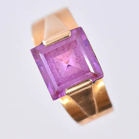 Ring med rosa sten, stl 17, bredd 4-7 mm, 18K. Vikt: 2,7 g