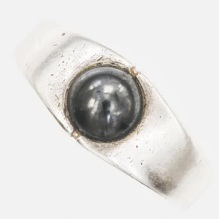 Ring med hematitkula, stl: 17¼, silver  Vikt: 5,1 g