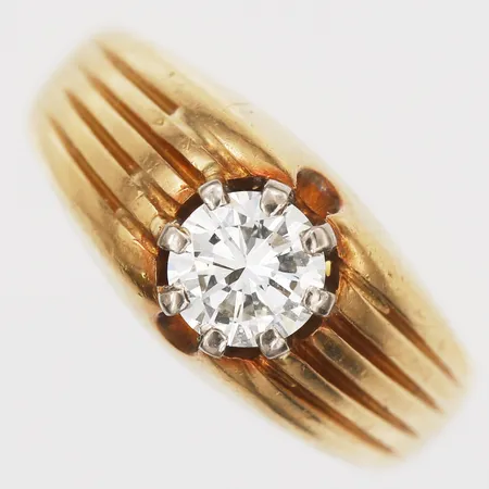 Ring med diamant 1x ca. 0,96ct enligt gravyr, kvalitet ca. CR-TCa(J-K)/VS, Lawepe, Stockholm, stl: 19, bredd: 4-10mm, litet nagg på rondist, 18K guld.  Vikt: 12,1 g