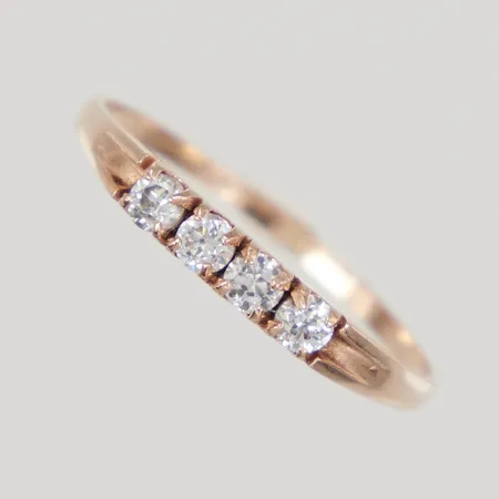 Ring med vita stenar, stl 20, bredd 1,3-2,9mm, skåra i en sten, 14K,  Vikt: 1,6 g