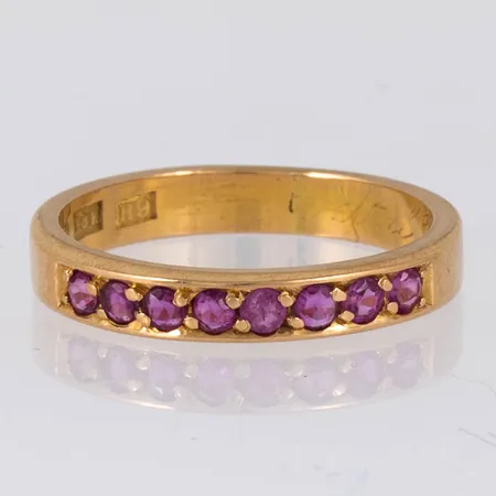 Ring i 18K guld med åtta rosa safirer Ø ca 2,4 mm. Den är i storlek 18, är 3,5 mm bred och väger 3,8g. Stämplad R9 (1967), HE (Heribert Engelbert, Stockholm), 18K & kattfot. Gravyr. 
