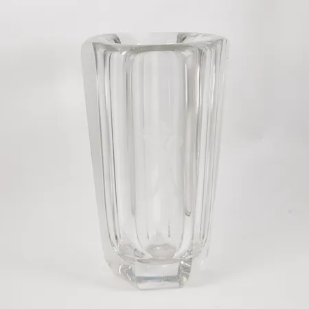 Kristallvas Kosta, signerad Kosta B-W 260 B, höjd ca 23,5cm, mindre nagg/repor  Skickas med postpaket.