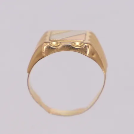 Klackring, stl 19½, bredd 15mm, trefärgad, skev, 18K Vikt: 6,8 g
