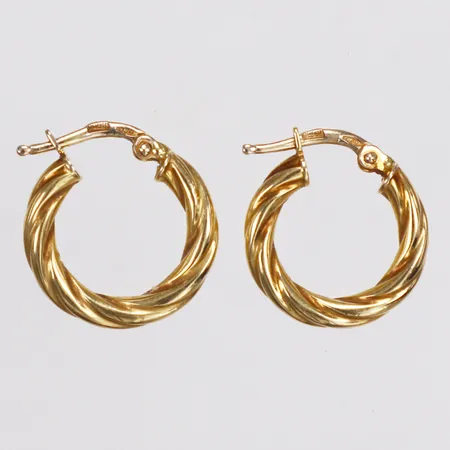 Ett par örhängen, creoler, bredd 16mm, skev, 18K Vikt: 1,3 g