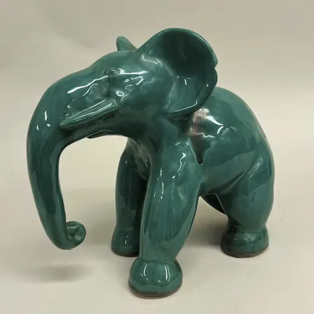 Skulptur, elefant, höjd 26cm, längd 30cm, Allan Ebeling, stämplad Uppsala-Ekeby, Made in Sweden, i tillverkning 1929-1938, grönglaserat lergods, skev, nagg/skada på öra, litet nagg på fot Skickas med postpaket.