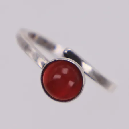Ring med röd sten, stl 17½, bredd 8,6mm, E, 925/1000 silver Vikt: 3,1 g