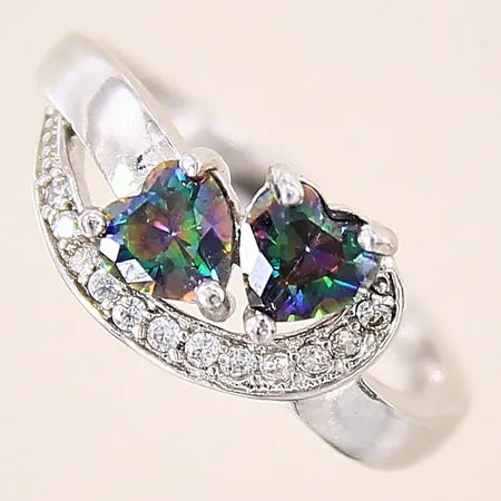 Ring med grön/lila samt vita stenar, stl 17¼, bredd 2,5-9mm, silver 925/1000 Vikt: 2,6 g
