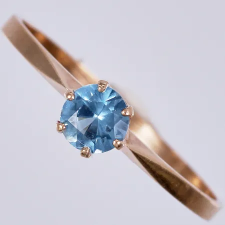Ring med syntetisk sten, stl: 19 ¼, bredd ca 1-5mm, finska stämplar, 14K Vikt: 1,3 g