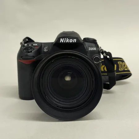 Digitalkamera Nikon D200, snr: 4093912, objektiv Nikon AF Nikkor 28-80mm, batteriladdare, linsskydd saknas, inga övriga tillbehör. Skickas med postpaket.