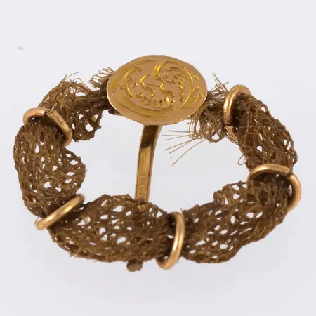 Hårbrosch med detaljer i 18K guld. Vikt: 0,7g.