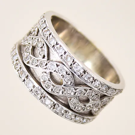 Ring med vita stenar, stl 18¾, bredd 9-11,5cm, vitguld, 14K Vikt: 7,7 g