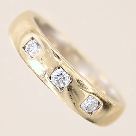 Ring med diamanter 3 x ca 0,07ct, stl 17, bredd 3-4,5mm, gravyr, behov av omrodiering, vitguld, 18K Vikt: 5,5 g