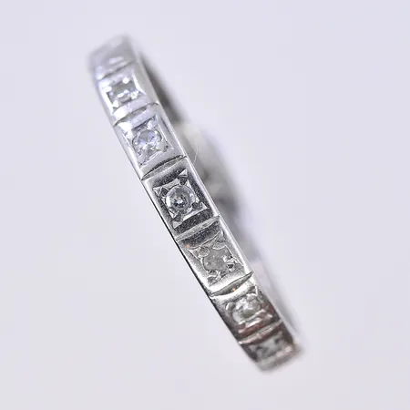 Ring med vit stenar, stl 17¾, bredd 3 mm, graverad, vitguld, 18K. Vikt: 3 g