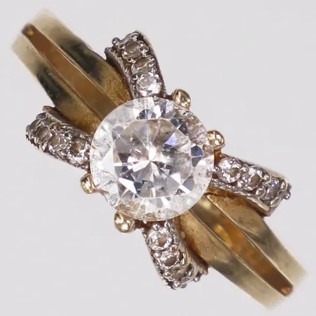 Ring, vita stenar, stl 17¾, bredd 2,5-8,6mm, 14K, bruttovikt 3,1g. 