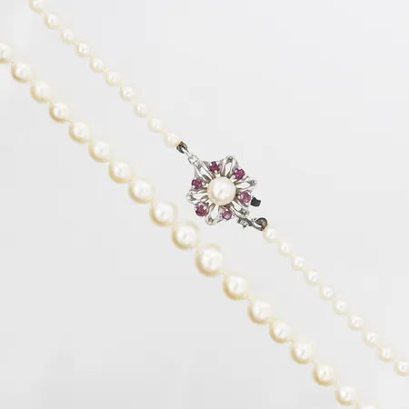 Pärlcollier med odlade saltvattenpärlor Akoya, doserat, Ø 4,5-8mm, längd: 46cm, lås i silver med 6st rubiner, bredd på lås: 16mm, 835/1000 silver. Vikt: 20,5 g