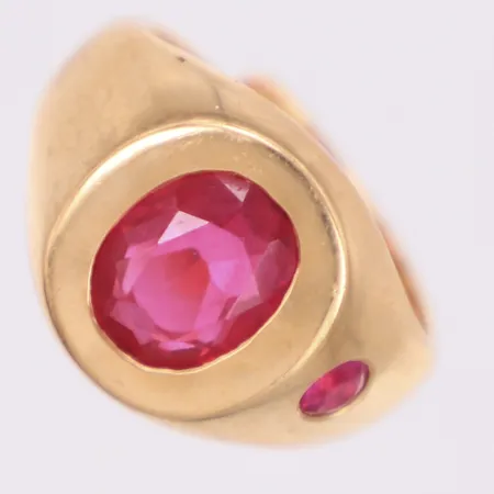 Ring med röda stenar, stl 15, bredd 13mm, öppen skena, nagg, 18K Vikt: 8,7 g