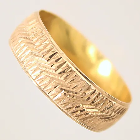 Ring med dekor, stl 19¼, bredd 6,6mm, 18K Vikt: 1,6 g