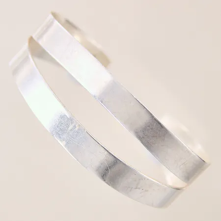 Armring, Ø67,4mm, bredd 11,8-26,5mm, öppen modell, bucklig, repig, GHA, silver 925/1000 Vikt: 23,1 g