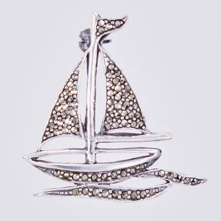 Brosch med markasiter, längd: ca 3,5cm, bredd: ca 35mm, silver 925/1000 Vikt: 7,1 g