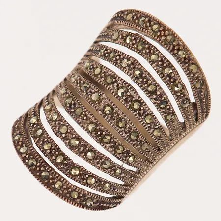 Ring med markasiter, stl: 20, bredd 8-22mm, silver 925/1000.  Vikt: 4,8 g