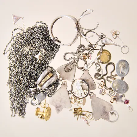 Diverse silversmycken, stenar, saknar ögla, skeva/defekta, silver 925/1000 Vikt: 63,2 g