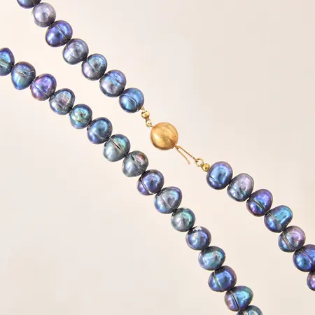 Pärlcollier med barocka färgade pärlor, längd 44cm, bredd 8,5-10,8mm, pärlor med slitage, lås i 18K, bruttovikt 51,8 Vikt: 0 g