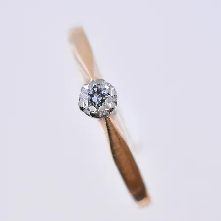 Ring med diamant 0,10ctv, stl 16½, bredd 1-2 mm, 18K. Vikt: 1,9 g