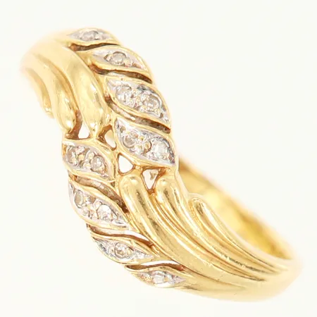 Ring med 8/8-slipade diamanter 12 x 0,0075ct, stl: 18¾, bredd 2-9mm, 18K.  Vikt: 2,6 g