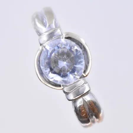 Ring med vit sten, stl 17¾, bredd 2-4 mm, vitguld, 14K. Vikt: 3,5 g