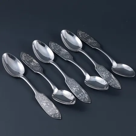 Sex kaffeskedar Tornedal/Finnmyrten i silver (830/1000). Längd 120 mm. Vikt: 84,0g. Stämplad C10 (1977), MEMA, 830, silver & kattfot. 