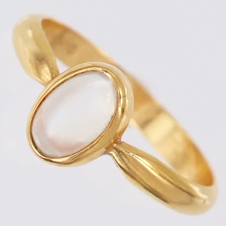 Ring med månsten, stl: 18¼, bredd 3-9mm, gravyr, 18K.  Vikt: 3,1 g