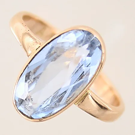 Ring med blå sten, stl 17, bredd 2,6-14,9mm, gravyr, ostämplad, 14K Vikt: 3 g